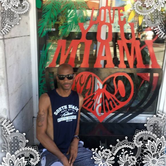 Meet your Posher, Glover - Picture 1 of 1